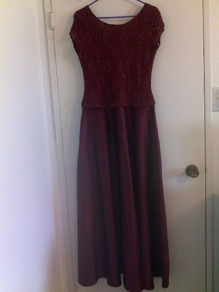 Gorgeous long evening cherry color dress with laced top Size 12 dans Femmes - Robes et jupes  à Ville de Toronto - Image 4