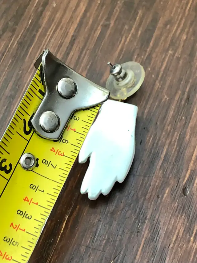 Single White Glove Earring Picasso Michael Jackson Frida Je in Arts & Collectibles in Calgary - Image 5