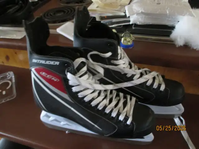 patin ccm in Hockey in Laval / North Shore - Image 2