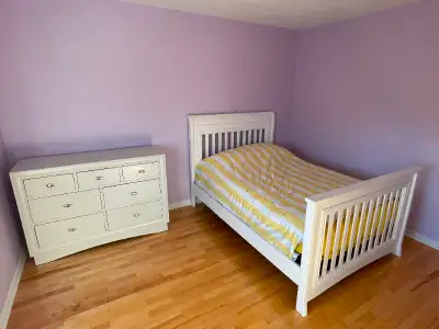 Ensemble de chambre à coucher Lil Angels (fabriqué en Ontario). Toujours en vente chez Bébé Dépôt. C...