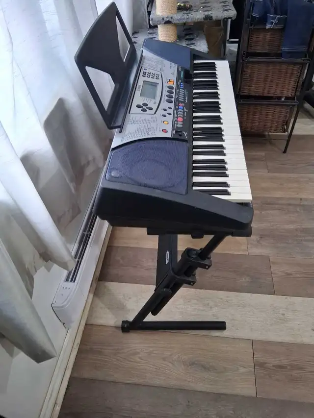 Yamaha Keyboard in Pianos & Keyboards in City of Montréal - Image 2