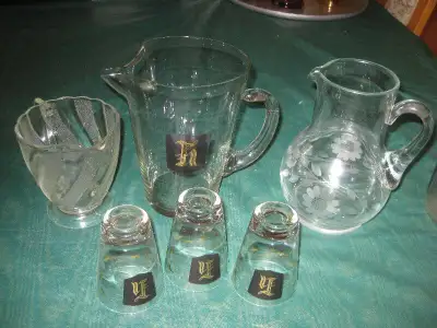 PLUSIEURS POTS À JUS, À EAU, À VIN ET CARAFES À VIN, View more