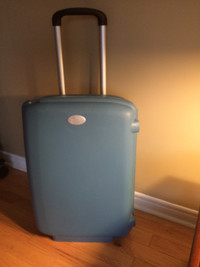 America Tourister suite case Hard Shell in real good Clean condi