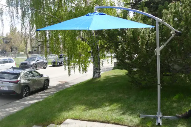 7.5’ Diam,  with a BRAND NEW Royal Blue Canopy on an Ikea frame.