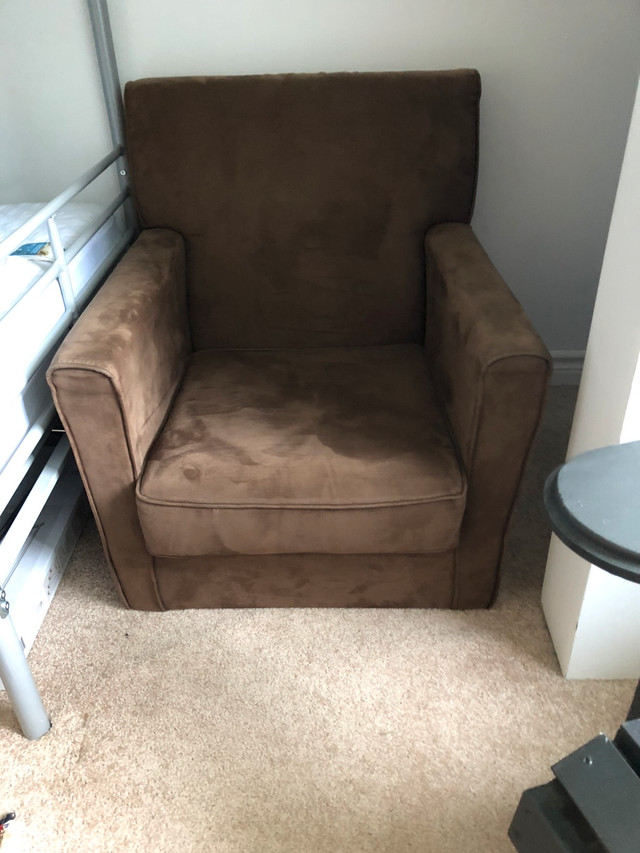 Small chair Excellent condition  in Chairs & Recliners in Kawartha Lakes