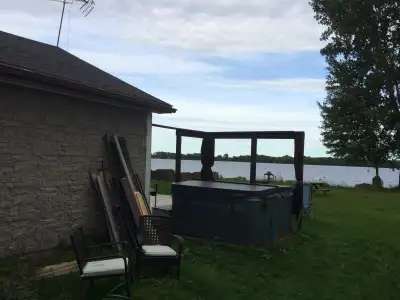 Maison a renové, avec garage detacher St-paul ile aux noix 13000 pi/2 evaluation municipal 375000 Zo...