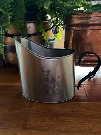 Excellent condition. Water bottle to compare size. Handle is black. I’ve used it with silk flowers,...