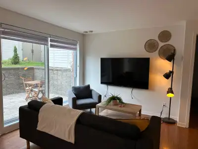 Disponible dès le 1er octobre Magnifique et lumineux 3 ½ entièrement meublé et tout inclus, situé à...