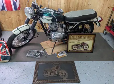 Moto complètement remise à neuf, moteur transmission, pneus, investi $15000 demande $10000 négociabl...