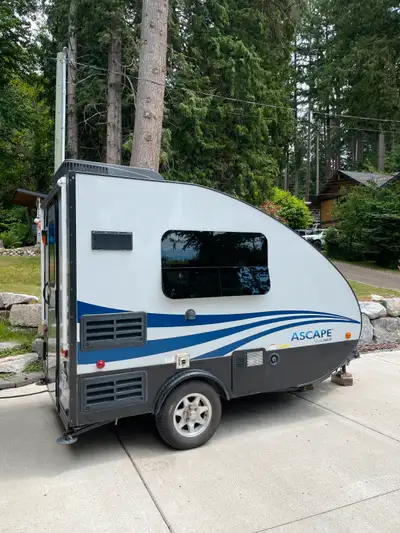 2017 Aliner Ascape 13’ long including hitch, 6’1”wide, 2,700 lbs GVWR. Can be towed by many vehicle...