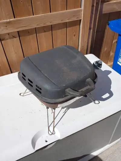 10,000 BTU portable BBQ. Needs some cleaning. Works good.