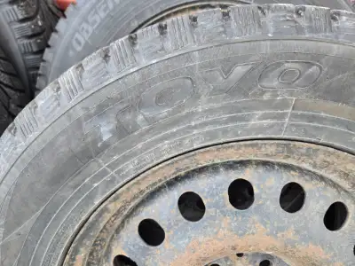 Toyo Winter tires With rim's 235/65R17 Fits Kia sorento or Hyundai sana fe See photos for tread dept...