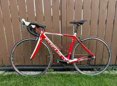 Women’s size 52 road bike. Focus Cayo Evo in excellent condition. Excellent lightweight carbon frame...