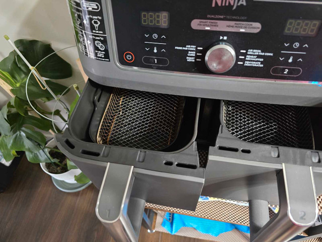 Ninja Air fryer two baskets excellent condition in Microwaves & Cookers in Edmonton - Image 2