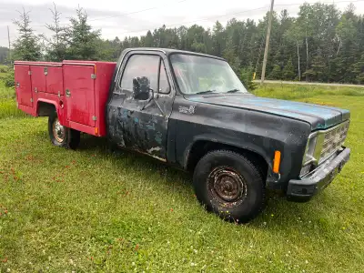 2500 service truck, runs and drives. Has crate 350 with cam and headers. fresh brakes, new gas tank,...