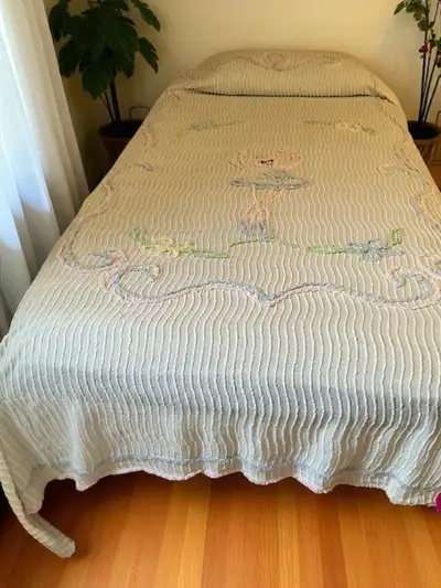 Superbe couvre-lit en chenille 100 % coton, orné d’un délicat motif de ballerine dans des tons paste...