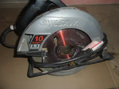 This Skilsaw 7-1/4" (184mm) circular saw is a reliable, pre-owned power tool ready to tackle your ne...