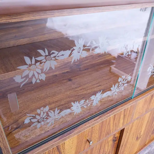 MCM Display Cabinet with Etched Glass Doors in Hutches & Display Cabinets in City of Toronto - Image 10