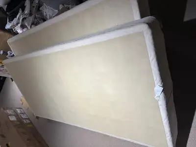 King Bed Box Spring (Beautyrest) - From a smoke free and pet free house. We've changed the bed and t...
