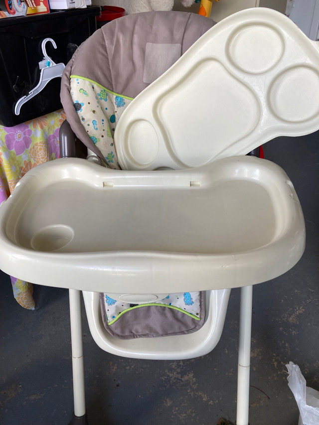 High chair with two trays in Feeding & High Chairs in City of Toronto - Image 2