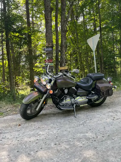 2006 Yamaha V-Star 1100 Solid runner, well maintained, patina paint job. Comes with bags seen in pic...