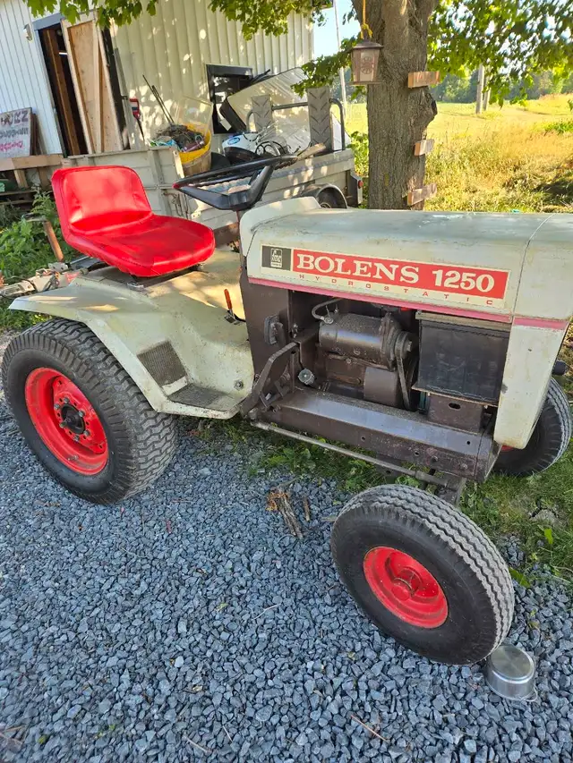 1250 Bolens tractor  in Lawnmowers & Leaf Blowers in Napanee - Image 2