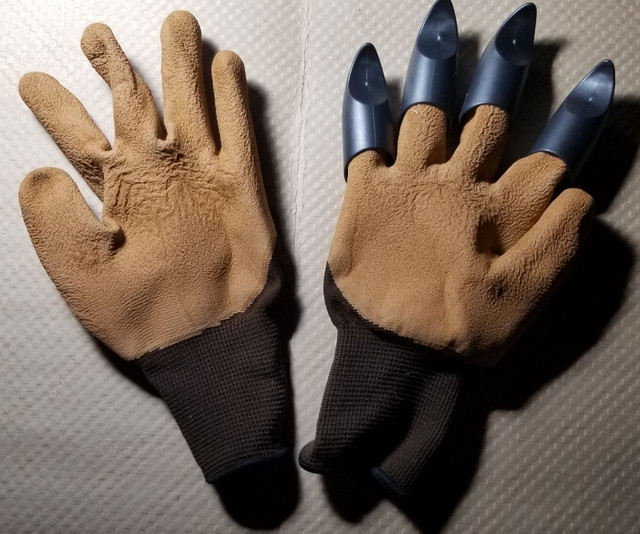 Gardening Gloves With Claws dans Autre  à Ville de Montréal