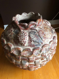 Gros vase en terre cuite - Alena Kirby