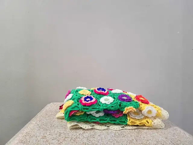 table clothes flowers blanket in Home Décor & Accents in London - Image 4