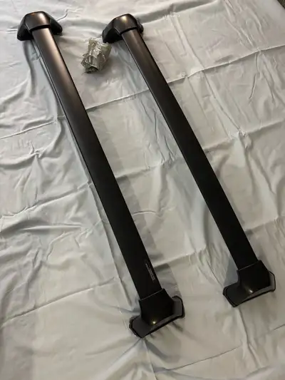 Fits a Honda CRV 2017-2022, bolts included. On car for a week, no other use. No scratches or wear ma...