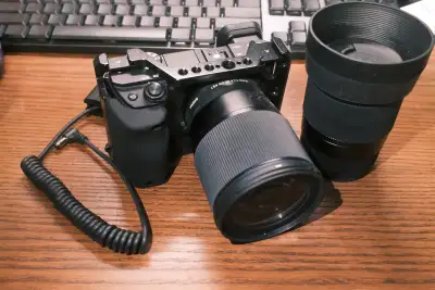 A6400 750, cage + dummy battery free + 1 battery + charger Sigma 30mm f1.4 270 Sigma 16mm f1.4 400 T...