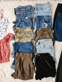 Gros lot vêtements femme. jeans, shorts, robes, etc.