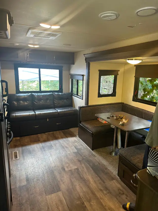 Holiday Trailer Salem 27’ 2018 in Travel Trailers & Campers in Fort St. John - Image 4