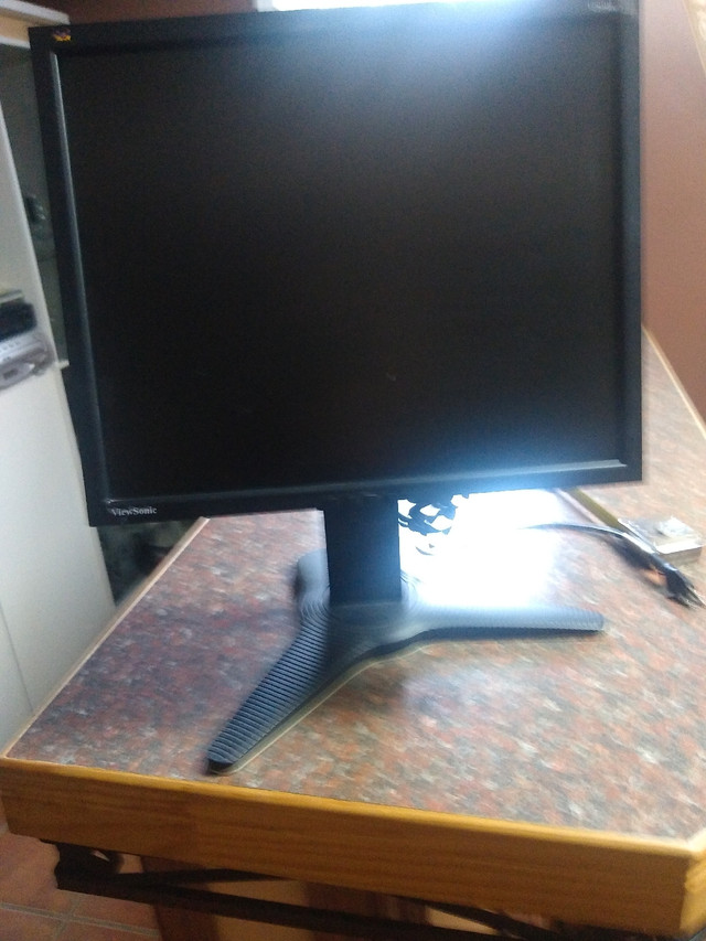 Écran ordinateur dans Ordinateurs de bureau  à Saguenay - Image 2