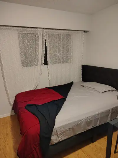 Bright, Furnished Room - All Utilities WiFi -Steps to Bus Stops