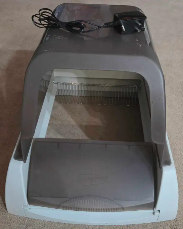 Petsafe Scoopfree Pro Self-Cleaning Cat Litter Box w/ display.