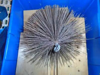 2 Brosses ,  ramoner cheminée 8,''  20$ chaque très bon État, View more
