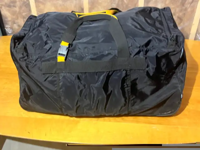 Lucas Duffel Bag with wheels in Other in Ottawa - Image 3