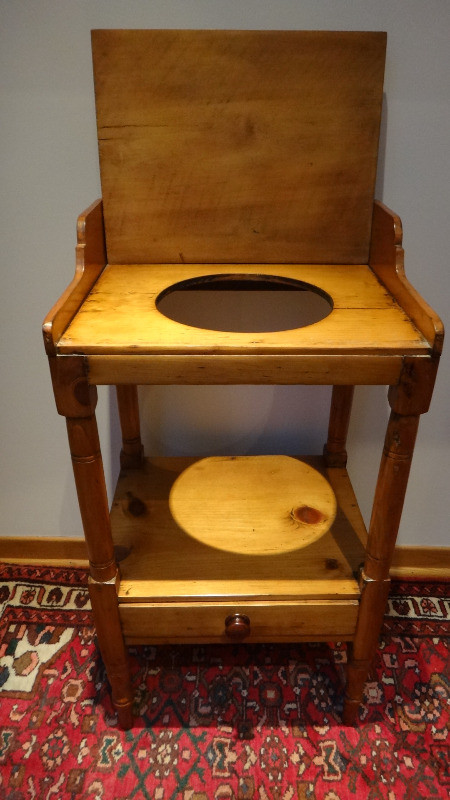 Antique Quebec Pine Side Table/ Washstand dans Art et objets de collection  à Ouest de l’Île - Image 4