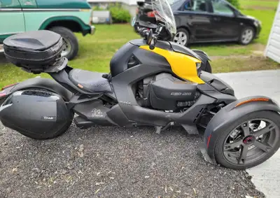 Ryker 900 - 2021 16 733 km Avec quelques ajouts : porte-bagage, valise de voyage, pare-brise plus ha...