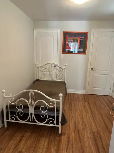 $2000+Shared utility - Stylish Two Bedroom Walk-out Suite!
