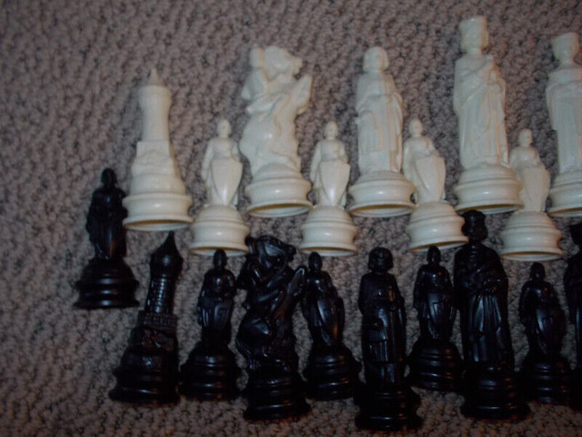 ANRI/E.S. Lowe Chess Set and 1955 Beginner's Chess Book in Toys & Games in London - Image 2