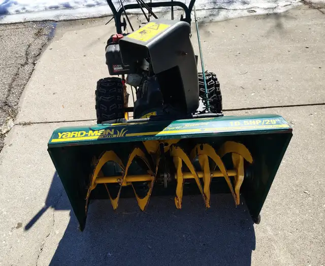 MTD Yardman 29" snowblower in Snowblowers in Kitchener / Waterloo - Image 4