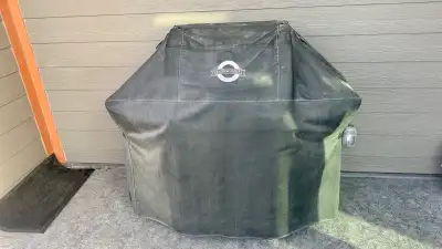 Jackson Grills 550 Stainless Steel 3 burner propane BQ. Propane bottle 90% full. It’s in excellent s...