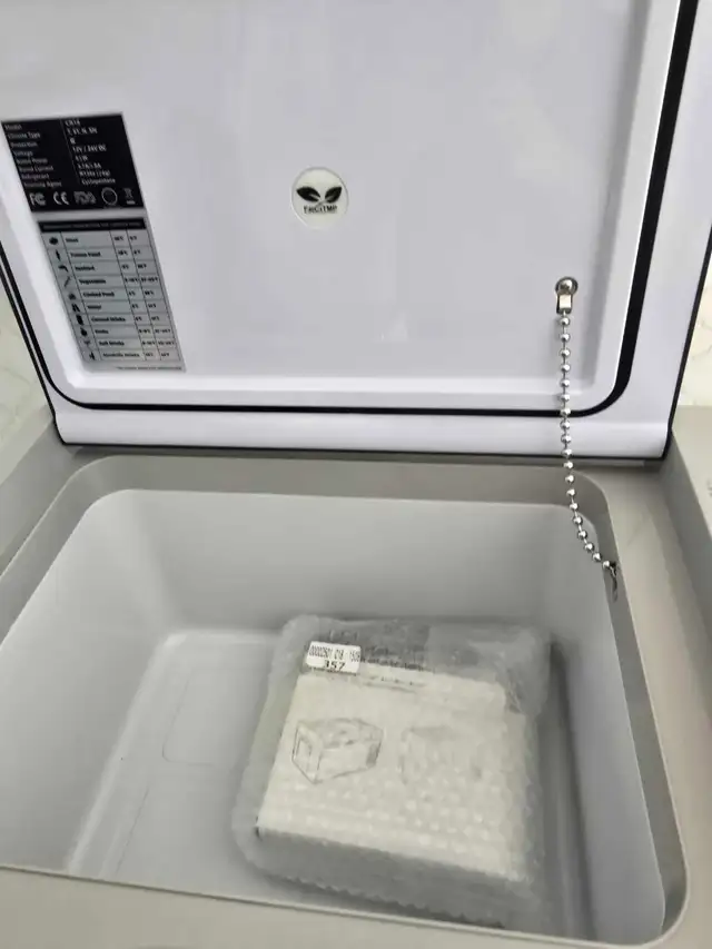 New Refrigerator in box / F40C4TMP 12V/ refrigerator boasts  in Refrigerators in Barrie - Image 9
