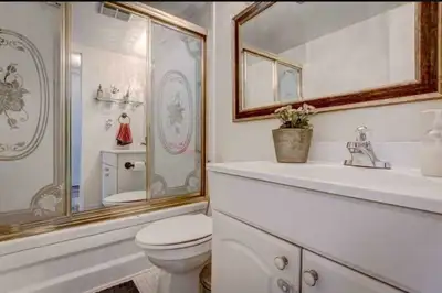 Room for rent near bramely and queen