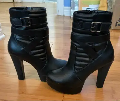 Women’s Assorted Size 6 Fashion Boots, View more