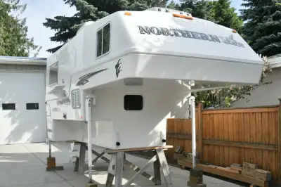 Dry bath. Four Season camper 5 star rating. For a long box truck. Electric jacks, Flat screen TV, DV...