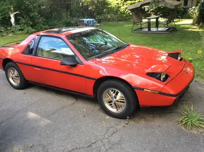 Pontiac Fiero 1986, 2M4, 4 cyl, rouge, 100000KM, batterie neuve, radio neuve, un seul propriétaire