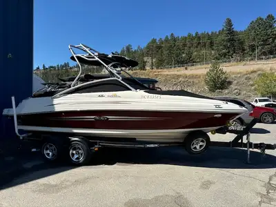 - 5.0L Magnum Mercruiser w/Bravo lll. - Deep-V bowrider hull for ultimate steady ride. - Perfect Pas...